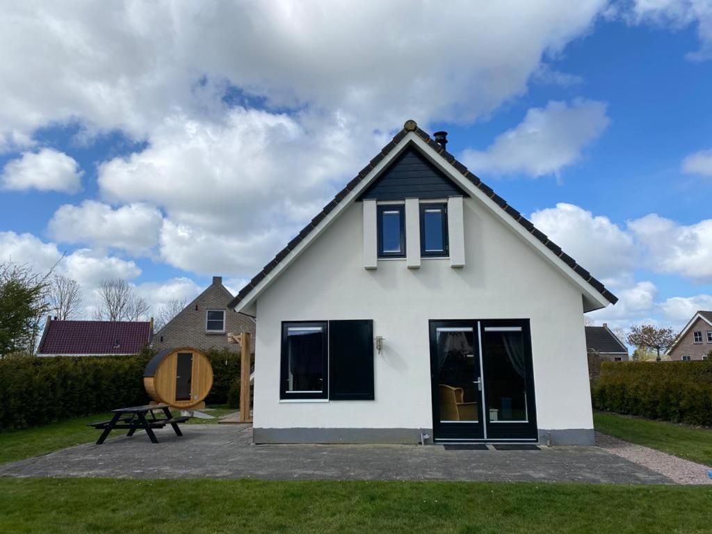 The Frisian Beach House Met Scandinavische Barrel Sauna Villa Tzummarum Екстериор снимка